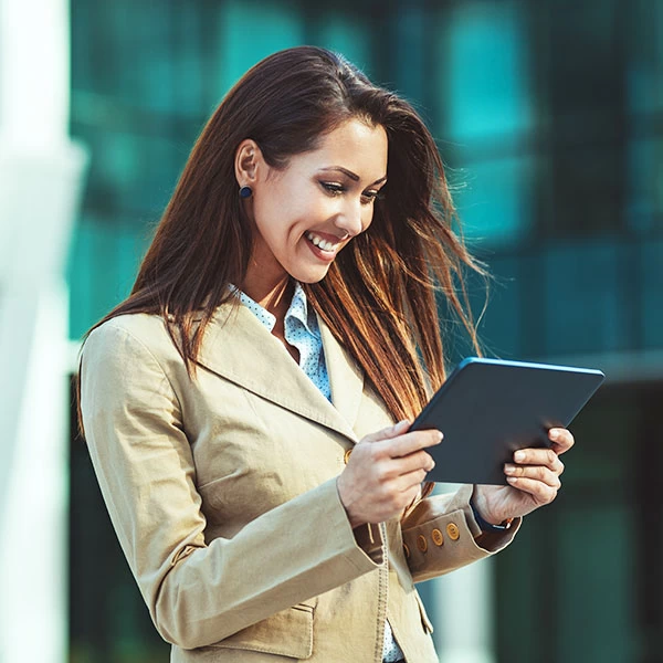 dipendete felice controlla su tablet l'assunzione in azienda