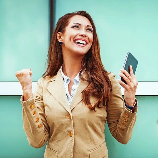 dipendente felice controlla su smartphone l'assunzione in azienda